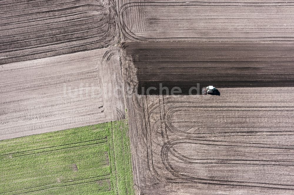 Hallbergmoos aus der Vogelperspektive: Gepflügter Acker in Hallbergmoos im Bundesland Bayern, Deutschland