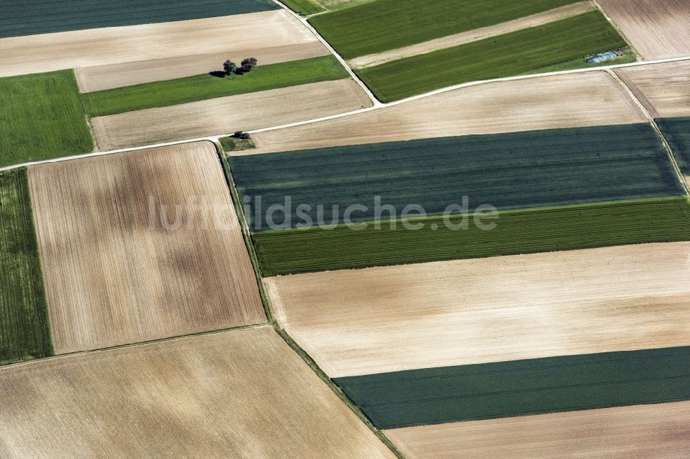 Luftaufnahme Rennertshofen - Gepflügter Acker und Wiese in Rennertshofen im Bundesland Bayern, Deutschland