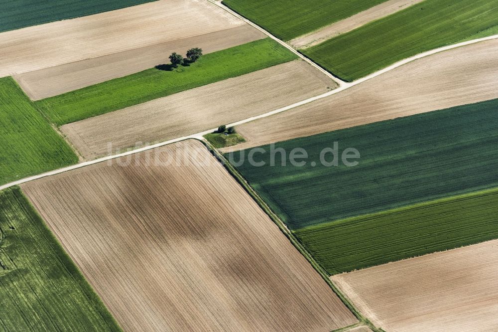 Rennertshofen von oben - Gepflügter Acker und Wiese in Rennertshofen im Bundesland Bayern, Deutschland