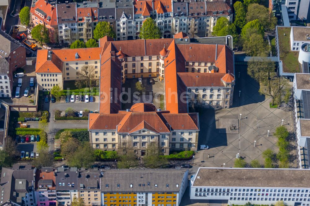 Dortmund von oben - Gerichts- Gebäudekomplex Amtsgericht Dortmund an der Gerichtsstraße im Ortsteil Kaiserbrunnen in Dortmund im Bundesland Nordrhein-Westfalen, Deutschland