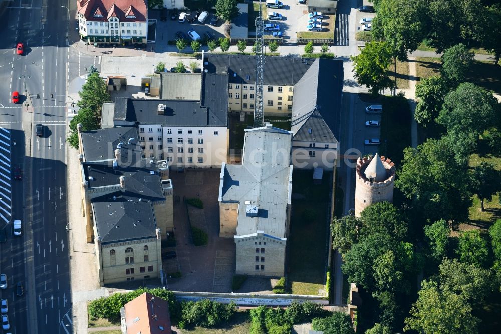 Prenzlau aus der Vogelperspektive: Gerichts- Gebäudekomplex des Amtsgerichtes und des Polizeirevier in Prenzlau im Bundesland Brandenburg, Deutschland