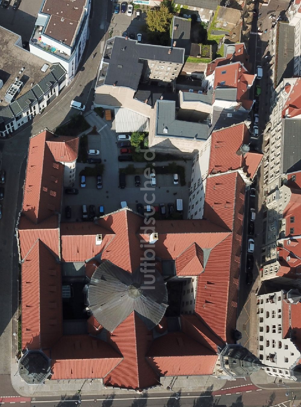 Halle (Saale) aus der Vogelperspektive: Gerichts- Gebäudekomplex des Landgericht am Hansering in Halle (Saale) im Bundesland Sachsen-Anhalt, Deutschland