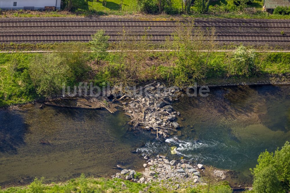 Bestwig aus der Vogelperspektive: Geröllverengungen am Flußverlauf der Ruhr in Bestwig im Bundesland Nordrhein-Westfalen, Deutschland