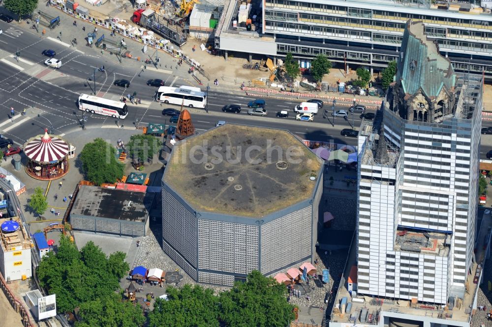 Berlin Charlottenburg aus der Vogelperspektive: Gerüst - Hüllen fallen an der Kaiser-Wilhelm-Gedächtnis-Kirche in Berlin-Charlottenburg