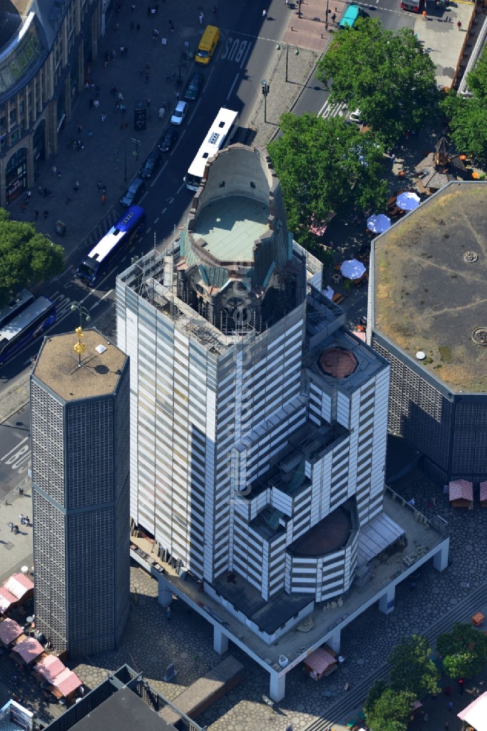 Luftbild Berlin Charlottenburg - Gerüst - Hüllen fallen an der Kaiser-Wilhelm-Gedächtnis-Kirche in Berlin-Charlottenburg