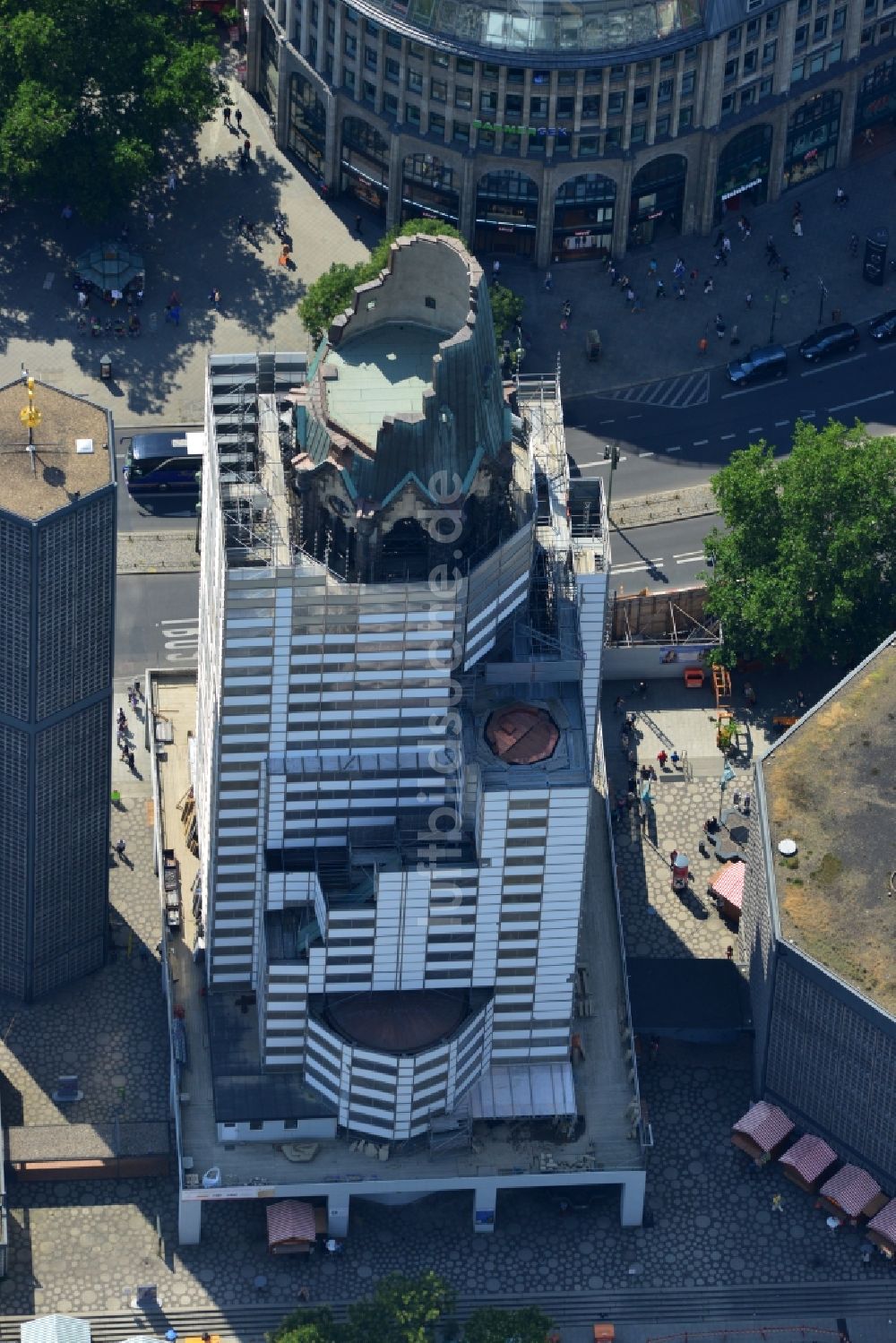 Luftaufnahme Berlin Charlottenburg - Gerüst - Hüllen fallen an der Kaiser-Wilhelm-Gedächtnis-Kirche in Berlin-Charlottenburg