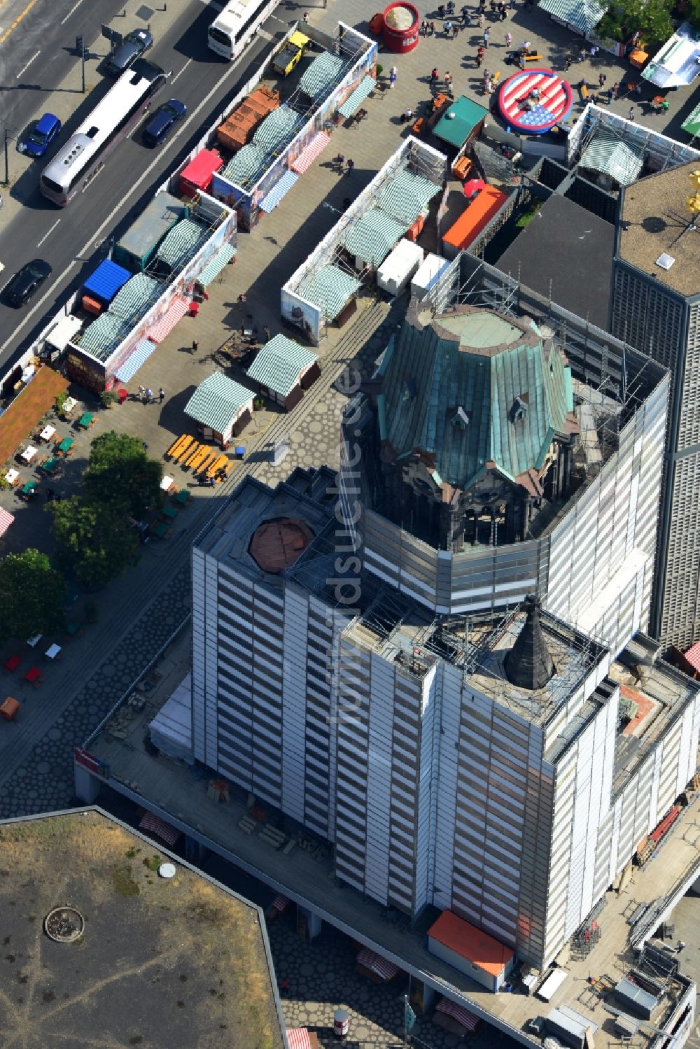 Luftbild Berlin Charlottenburg - Gerüst - Hüllen fallen an der Kaiser-Wilhelm-Gedächtnis-Kirche in Berlin-Charlottenburg