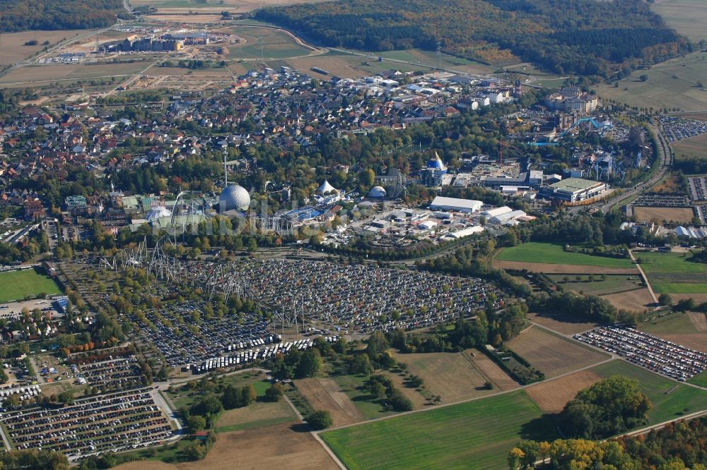 Rust von oben - Gesamtanlage mit Parkplätzen vom Europa-Park in Rust im Bundesland Baden-Württemberg