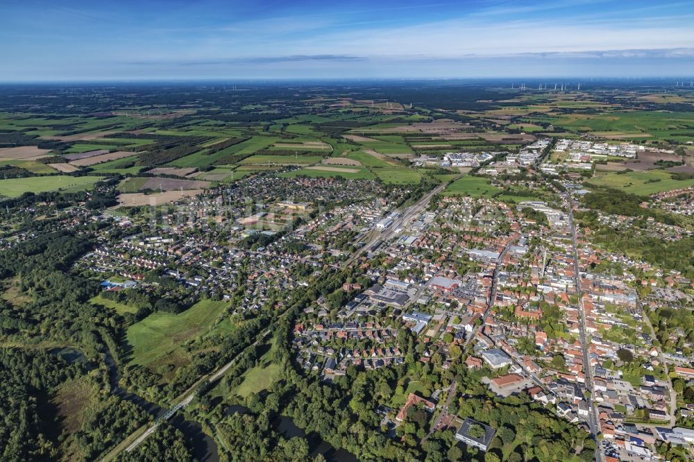 Bremervörde aus der Vogelperspektive: Gesamtübersicht mit Außenbezirken und Innenstadtbereich in Bremervörde im Bundesland Niedersachsen, Deutschland