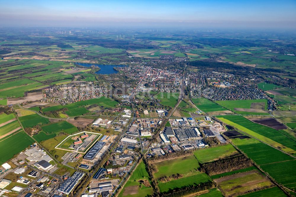 Luftaufnahme Bremervörde - Gesamtübersicht mit Außenbezirken und Innenstadtbereich in Bremervörde im Bundesland Niedersachsen, Deutschland