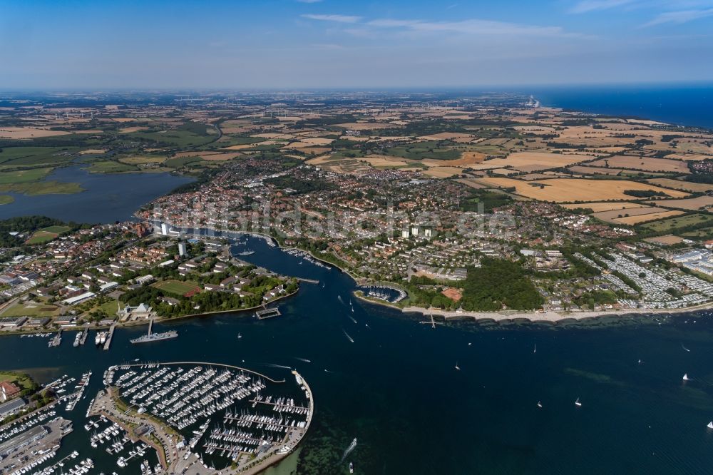 Luftaufnahme Neustadt in Holstein - Gesamtübersicht mit Außenbezirken und Innenstadtbereich in Neustadt in Holstein im Bundesland Schleswig-Holstein, Deutschland