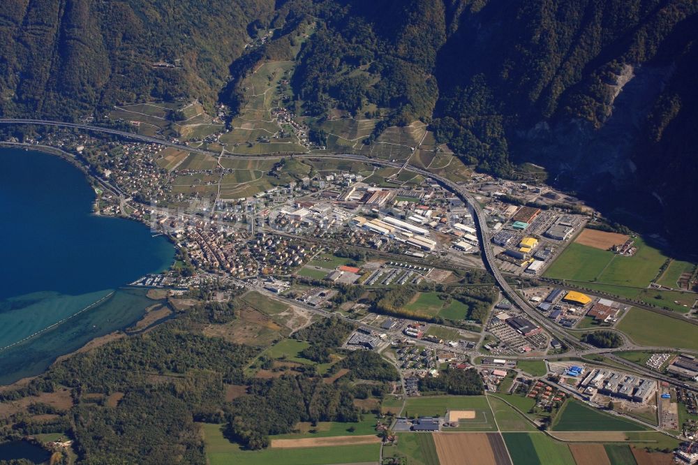 Luftaufnahme Villeneuve - Gesamtübersicht und Stadtgebiet mit Außenbezirken, Gewerbegebiet und Innenstadtbereich in Villeneuve im Kanton Vaud, Schweiz am Genfersee