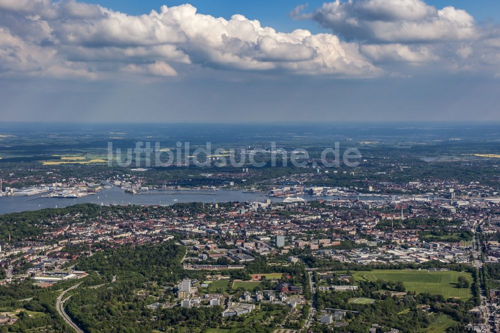 Luftaufnahme Kiel - Gesamtübersicht und Stadtgebiet mit Außenbezirken und Hafen in Kiel im Bundesland Schleswig-Holstein, Deutschland