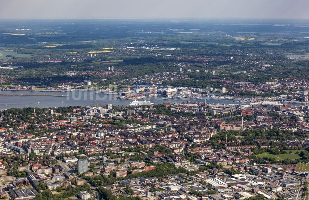 Kiel von oben - Gesamtübersicht und Stadtgebiet mit Außenbezirken und Hafen in Kiel im Bundesland Schleswig-Holstein, Deutschland