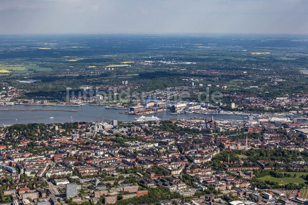 Kiel aus der Vogelperspektive: Gesamtübersicht und Stadtgebiet mit Außenbezirken und Hafen in Kiel im Bundesland Schleswig-Holstein, Deutschland