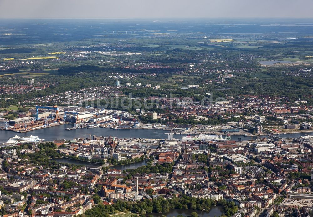 Luftbild Kiel - Gesamtübersicht und Stadtgebiet mit Außenbezirken und Hafen in Kiel im Bundesland Schleswig-Holstein, Deutschland