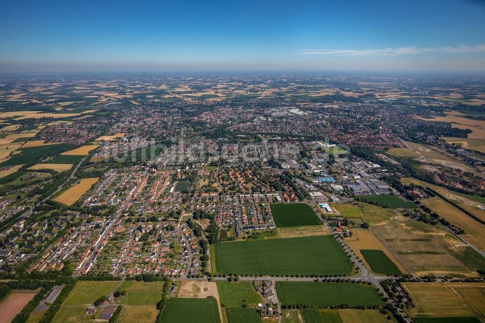 Ahlen aus der Vogelperspektive: Gesamtübersicht und Stadtgebiet mit Außenbezirken und Innenstadtbereich in Ahlen im Bundesland Nordrhein-Westfalen, Deutschland