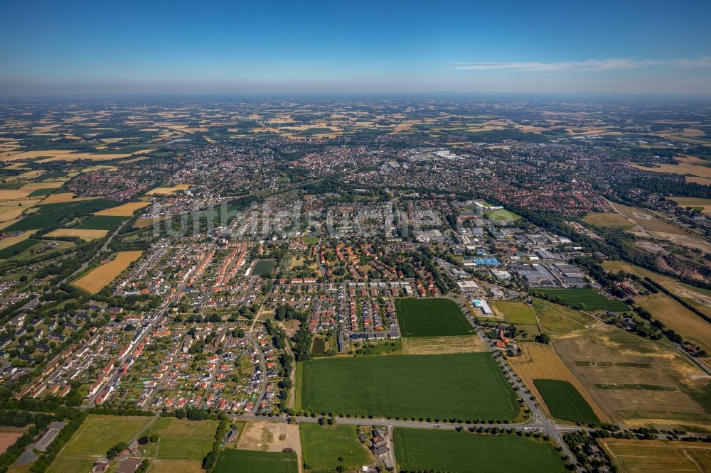 Luftaufnahme Ahlen - Gesamtübersicht und Stadtgebiet mit Außenbezirken und Innenstadtbereich in Ahlen im Bundesland Nordrhein-Westfalen, Deutschland