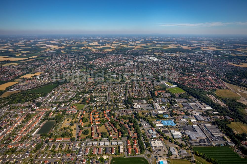 Ahlen von oben - Gesamtübersicht und Stadtgebiet mit Außenbezirken und Innenstadtbereich in Ahlen im Bundesland Nordrhein-Westfalen, Deutschland