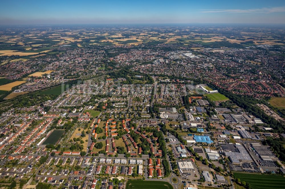 Ahlen aus der Vogelperspektive: Gesamtübersicht und Stadtgebiet mit Außenbezirken und Innenstadtbereich in Ahlen im Bundesland Nordrhein-Westfalen, Deutschland