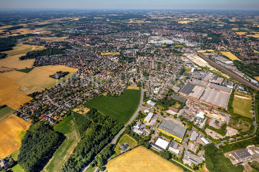 Luftaufnahme Ahlen - Gesamtübersicht und Stadtgebiet mit Außenbezirken und Innenstadtbereich in Ahlen im Bundesland Nordrhein-Westfalen, Deutschland