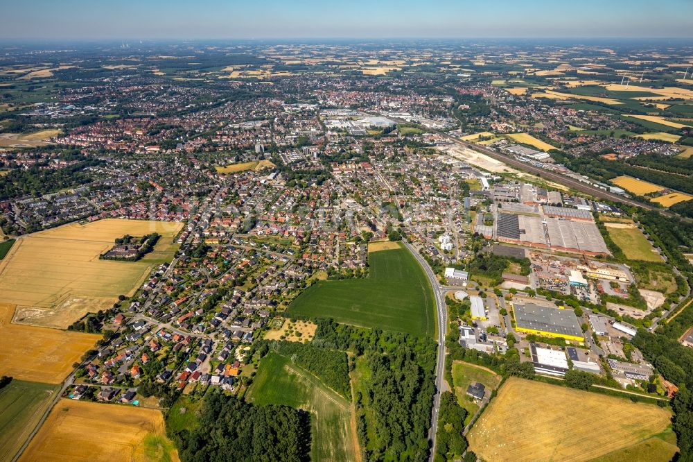 Ahlen aus der Vogelperspektive: Gesamtübersicht und Stadtgebiet mit Außenbezirken und Innenstadtbereich in Ahlen im Bundesland Nordrhein-Westfalen, Deutschland