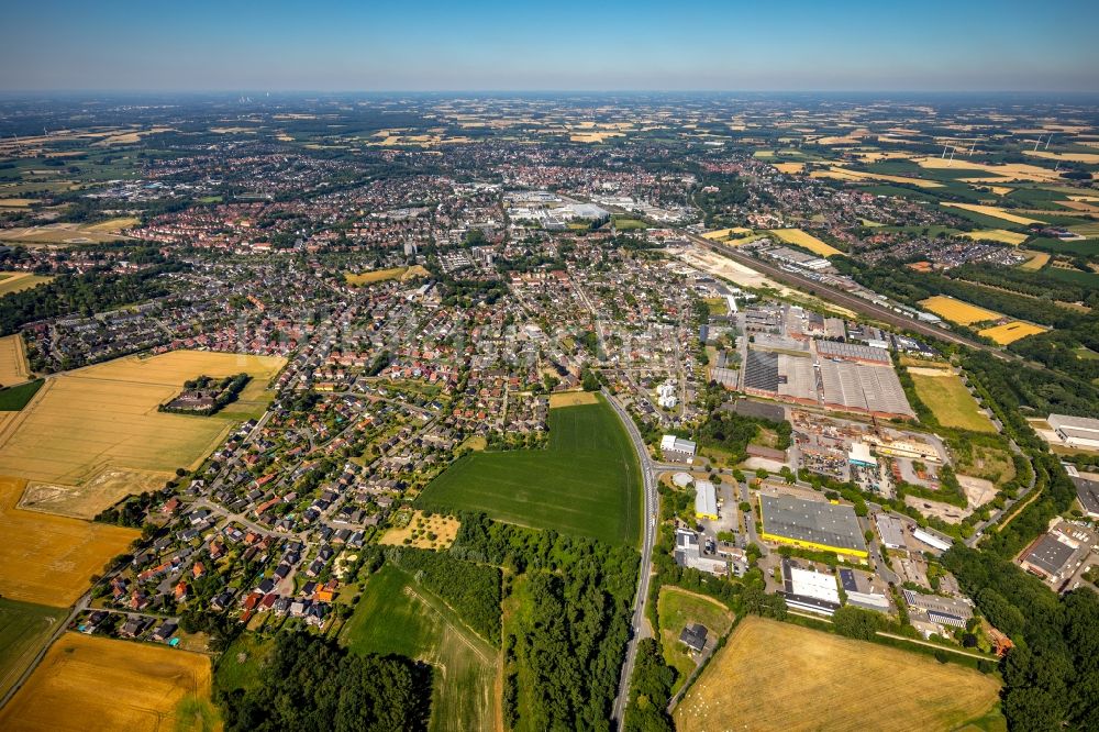 Luftaufnahme Ahlen - Gesamtübersicht und Stadtgebiet mit Außenbezirken und Innenstadtbereich in Ahlen im Bundesland Nordrhein-Westfalen, Deutschland