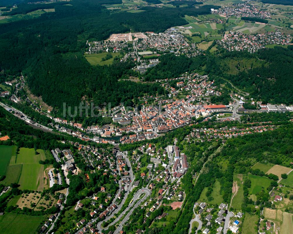 Alzenberg aus der Vogelperspektive: Gesamtübersicht und Stadtgebiet mit Außenbezirken und Innenstadtbereich in Alzenberg im Bundesland Baden-Württemberg, Deutschland