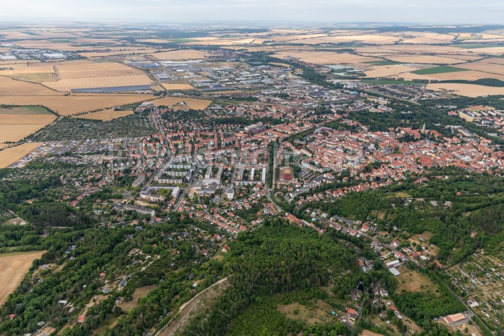 Luftaufnahme Arnstadt - Gesamtübersicht und Stadtgebiet mit Außenbezirken und Innenstadtbereich in Arnstadt im Bundesland Thüringen, Deutschland