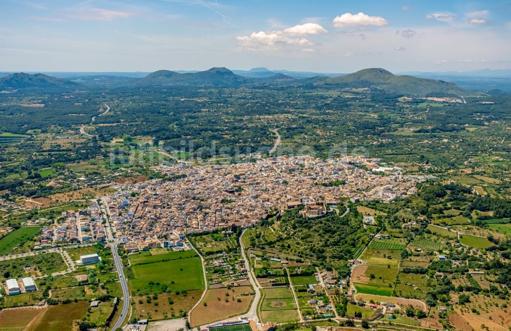 Luftaufnahme Arta - Gesamtübersicht und Stadtgebiet mit Außenbezirken und Innenstadtbereich in Arta in Balearische Insel Mallorca, Spanien