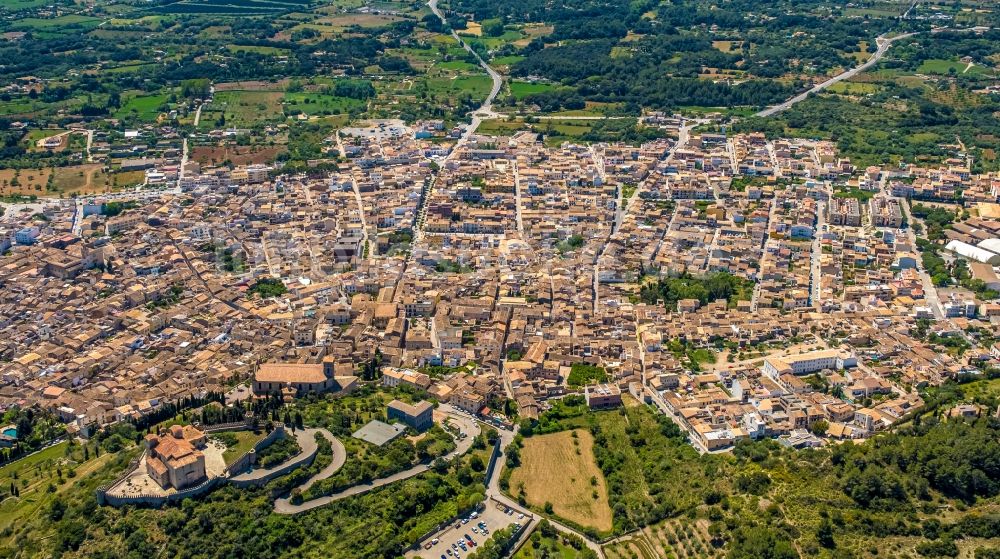 Arta von oben - Gesamtübersicht und Stadtgebiet mit Außenbezirken und Innenstadtbereich in Arta in Balearische Insel Mallorca, Spanien