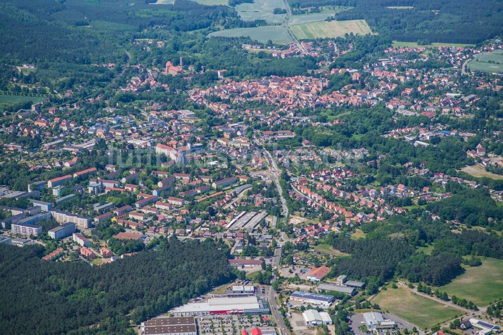 Bad Belzig aus der Vogelperspektive: Gesamtübersicht und Stadtgebiet mit Außenbezirken und Innenstadtbereich in Bad Belzig im Bundesland Brandenburg, Deutschland