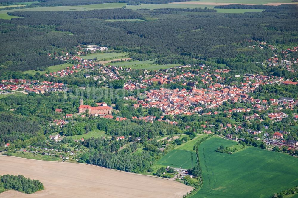 Luftaufnahme Bad Belzig - Gesamtübersicht und Stadtgebiet mit Außenbezirken und Innenstadtbereich in Bad Belzig im Bundesland Brandenburg, Deutschland