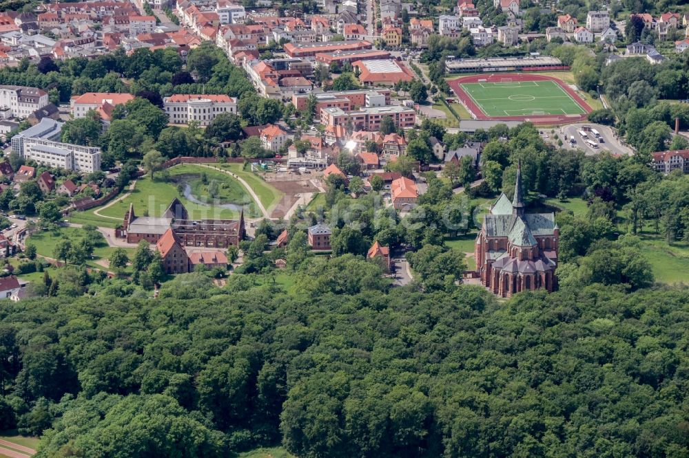 Luftaufnahme Bad Doberan - Gesamtübersicht und Stadtgebiet mit Außenbezirken und Innenstadtbereich in Bad Doberan im Bundesland Mecklenburg-Vorpommern, Deutschland