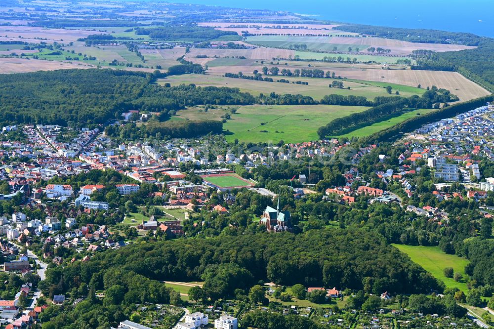 Luftaufnahme Bad Doberan - Gesamtübersicht und Stadtgebiet mit Außenbezirken und Innenstadtbereich in Bad Doberan im Bundesland Mecklenburg-Vorpommern, Deutschland