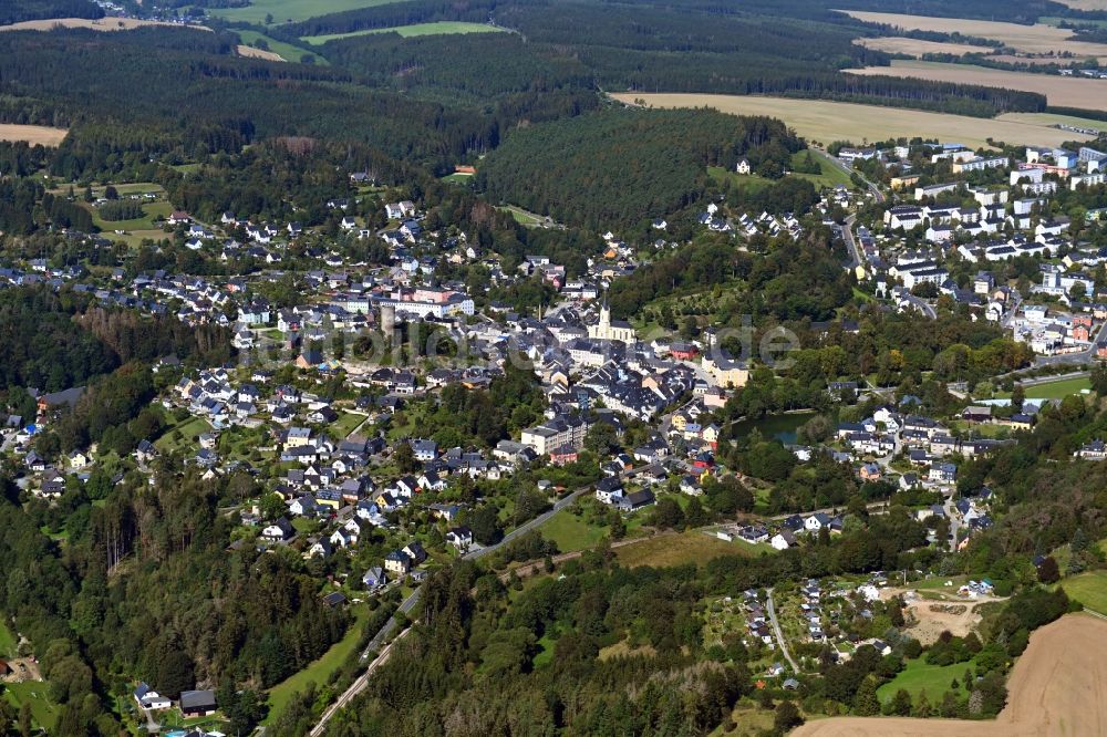 Bad Lobenstein von oben - Gesamtübersicht und Stadtgebiet mit Außenbezirken und Innenstadtbereich in Bad Lobenstein im Bundesland Thüringen, Deutschland