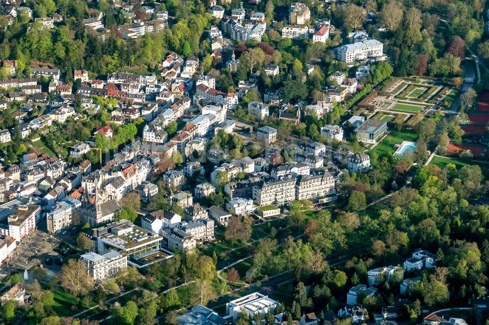 Baden-Baden aus der Vogelperspektive: Gesamtübersicht und Stadtgebiet mit Außenbezirken und Innenstadtbereich in Baden-Baden im Bundesland Baden-Württemberg, Deutschland