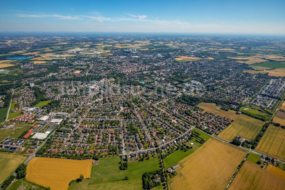 Beckum aus der Vogelperspektive: Gesamtübersicht und Stadtgebiet mit Außenbezirken und Innenstadtbereich in Beckum im Bundesland Nordrhein-Westfalen, Deutschland