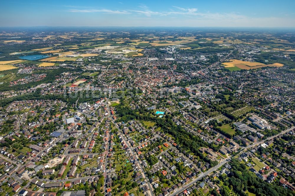 Luftaufnahme Beckum - Gesamtübersicht und Stadtgebiet mit Außenbezirken und Innenstadtbereich in Beckum im Bundesland Nordrhein-Westfalen, Deutschland