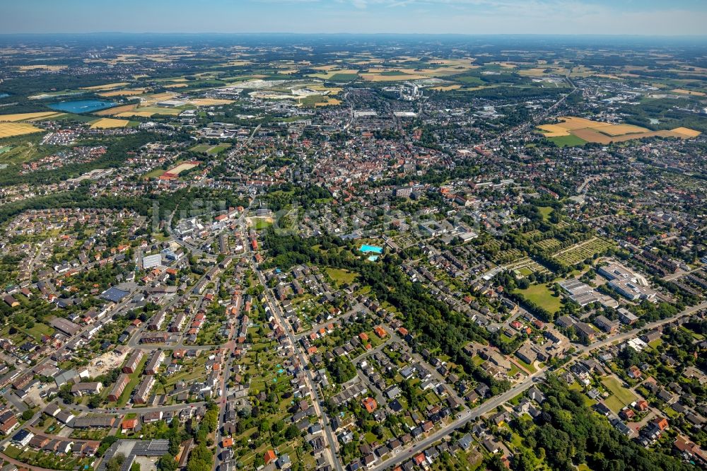 Beckum aus der Vogelperspektive: Gesamtübersicht und Stadtgebiet mit Außenbezirken und Innenstadtbereich in Beckum im Bundesland Nordrhein-Westfalen, Deutschland