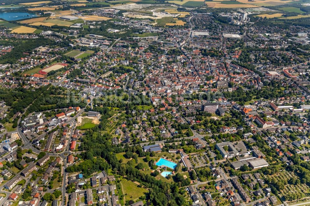 Luftaufnahme Beckum - Gesamtübersicht und Stadtgebiet mit Außenbezirken und Innenstadtbereich in Beckum im Bundesland Nordrhein-Westfalen, Deutschland