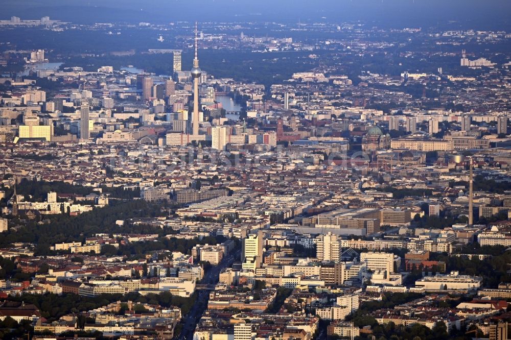 Berlin von oben - Gesamtübersicht und Stadtgebiet mit Außenbezirken und Innenstadtbereich in Berlin, Deutschland