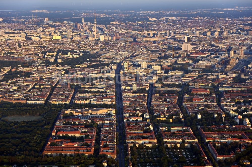 Berlin aus der Vogelperspektive: Gesamtübersicht und Stadtgebiet mit Außenbezirken und Innenstadtbereich in Berlin, Deutschland