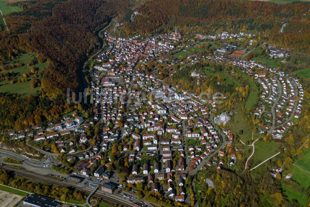 Blaubeuren aus der Vogelperspektive: Gesamtübersicht und Stadtgebiet mit Außenbezirken und Innenstadtbereich in Blaubeuren im Bundesland Baden-Württemberg, Deutschland