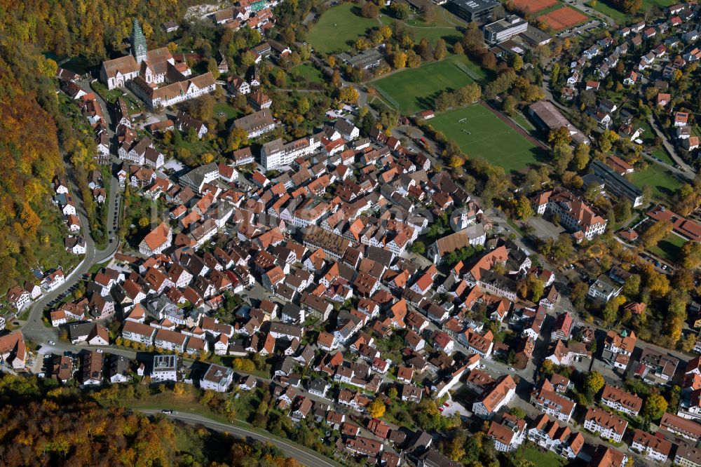 Luftaufnahme Blaubeuren - Gesamtübersicht und Stadtgebiet mit Außenbezirken und Innenstadtbereich in Blaubeuren im Bundesland Baden-Württemberg, Deutschland