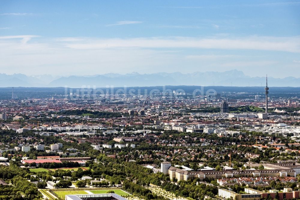 Luftbild München - Gesamtübersicht und Stadtgebiet mit Außenbezirken und Innenstadtbereich mit Blick Richtung Süden bei schönem Wetter und Bergpanorama in München im Bundesland Bayern, Deutschland