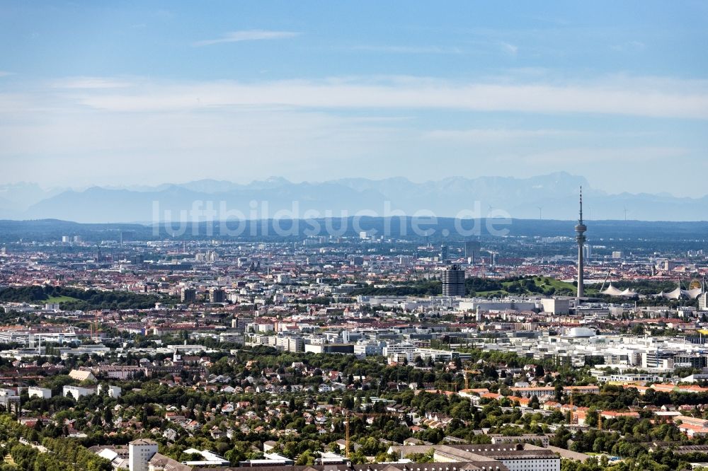 Luftaufnahme München - Gesamtübersicht und Stadtgebiet mit Außenbezirken und Innenstadtbereich mit Blick Richtung Süden bei schönem Wetter und Bergpanorama in München im Bundesland Bayern, Deutschland