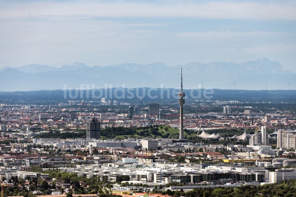 München von oben - Gesamtübersicht und Stadtgebiet mit Außenbezirken und Innenstadtbereich mit Blick Richtung Süden bei schönem Wetter und Bergpanorama in München im Bundesland Bayern, Deutschland