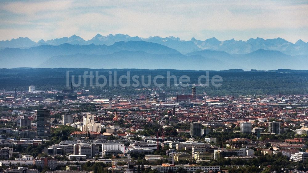 Luftbild München - Gesamtübersicht und Stadtgebiet mit Außenbezirken und Innenstadtbereich mit Blick Richtung Süden bei schönem Wetter und Bergpanorama in München im Bundesland Bayern, Deutschland