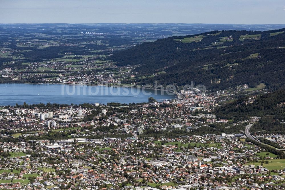 Bregenz von oben - Gesamtübersicht und Stadtgebiet mit Außenbezirken und Innenstadtbereich in Bregenz in Vorarlberg, Österreich